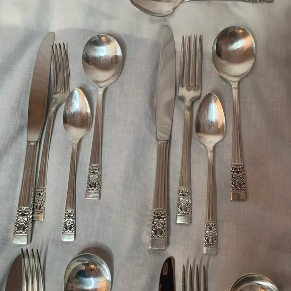 vintage CommunityOneida discontinued Coronation pattern 8 settings+ silverplate